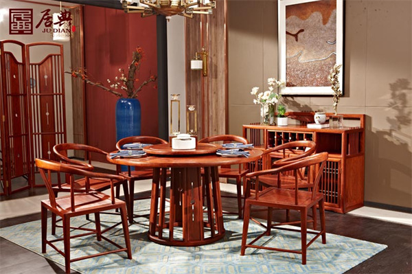 中堂家具的對(duì)稱之美：傳統(tǒng)禮儀的舞臺(tái)